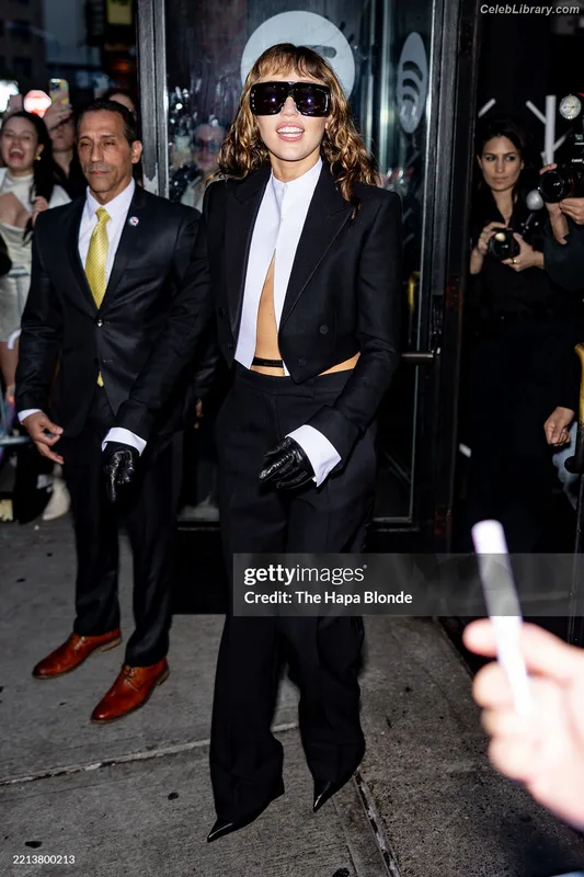 Miley Cyrus photo 4 of 2351