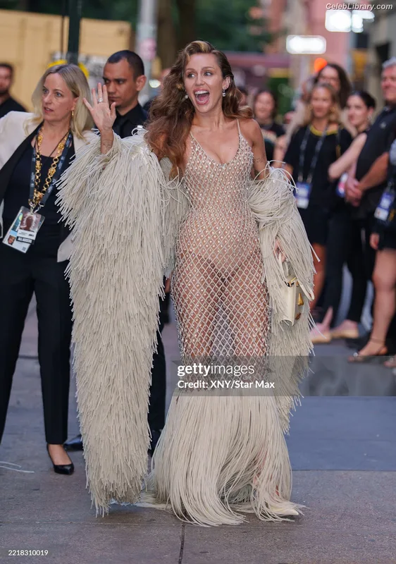 Miley Cyrus photo 5 of 2351