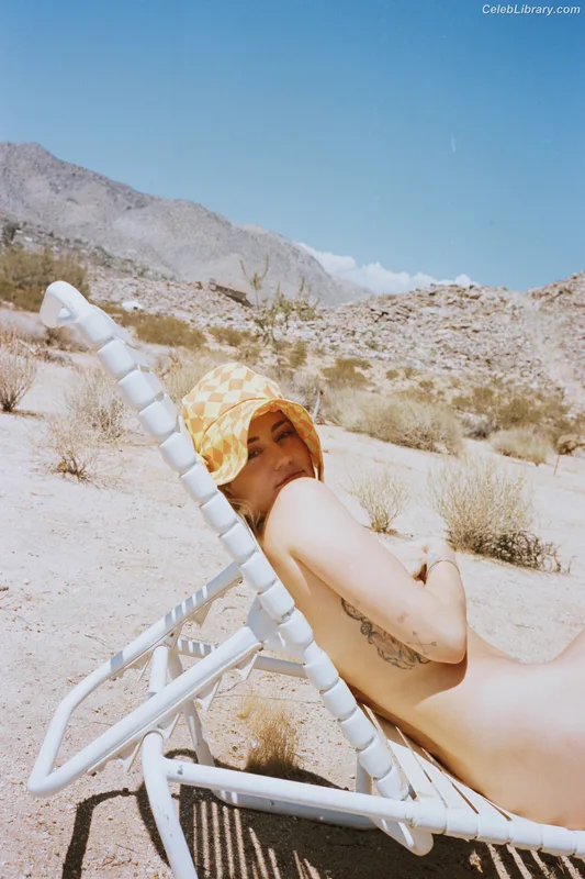 Miley Cyrus photo 11 of 2351