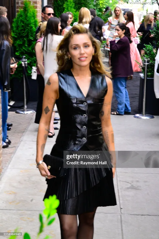 Miley Cyrus photo 14 of 2351