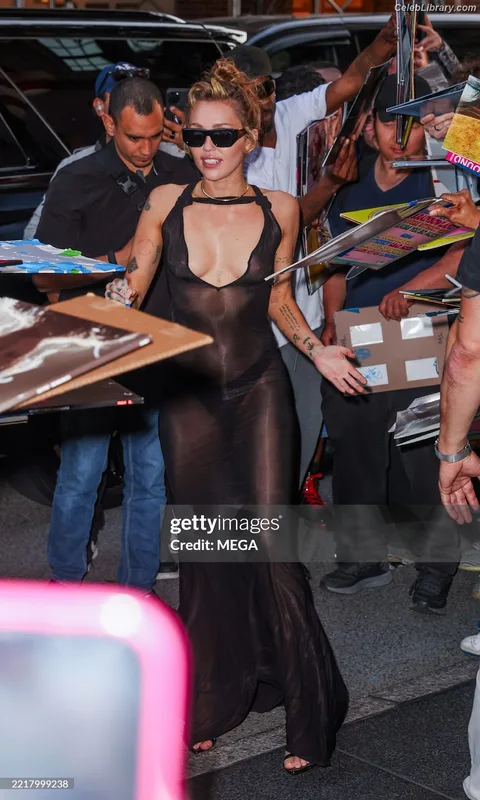 Miley Cyrus photo 16 of 2351