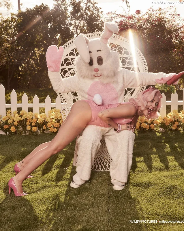 Miley Cyrus photo 24 of 2351
