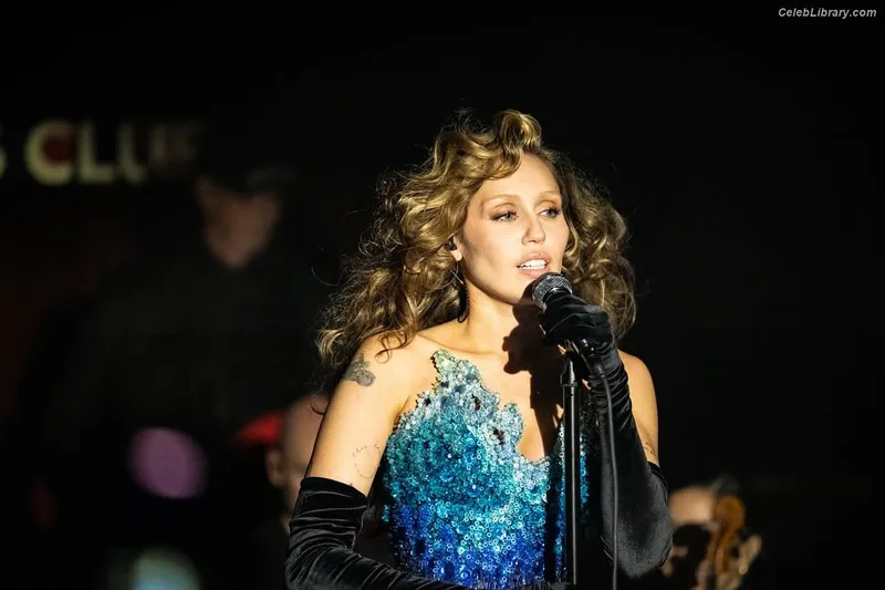 Miley Cyrus photo 13 of 2351