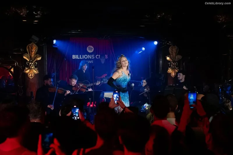 Miley Cyrus photo 14 of 2351
