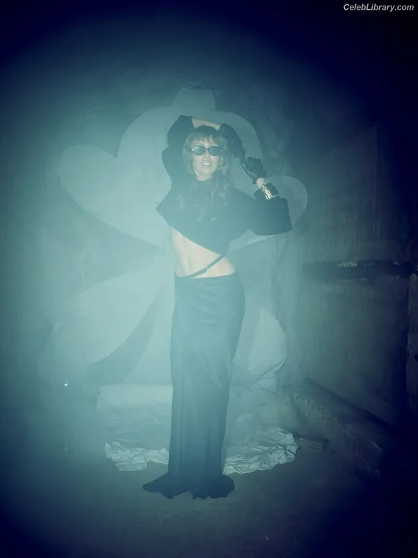 Miley Cyrus photo 21 of 2351