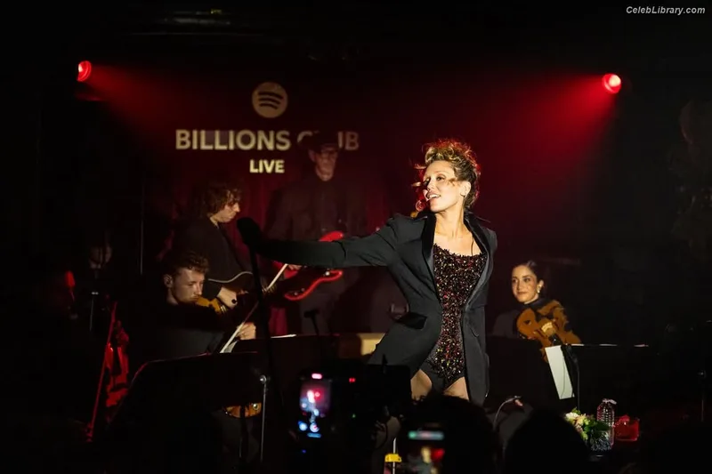 Miley Cyrus photo 24 of 2351