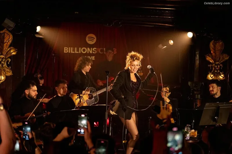 Miley Cyrus photo 5 of 2351