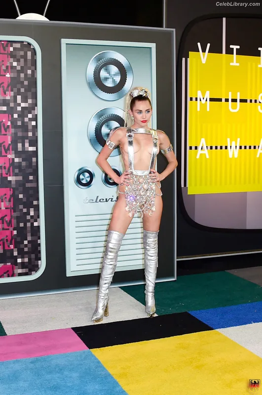 Miley Cyrus photo 3 of 2351