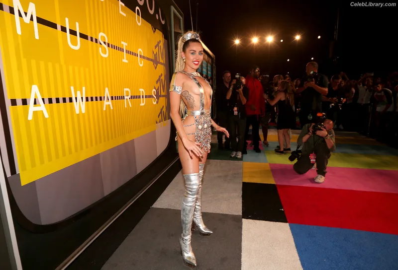 Miley Cyrus photo 13 of 2351