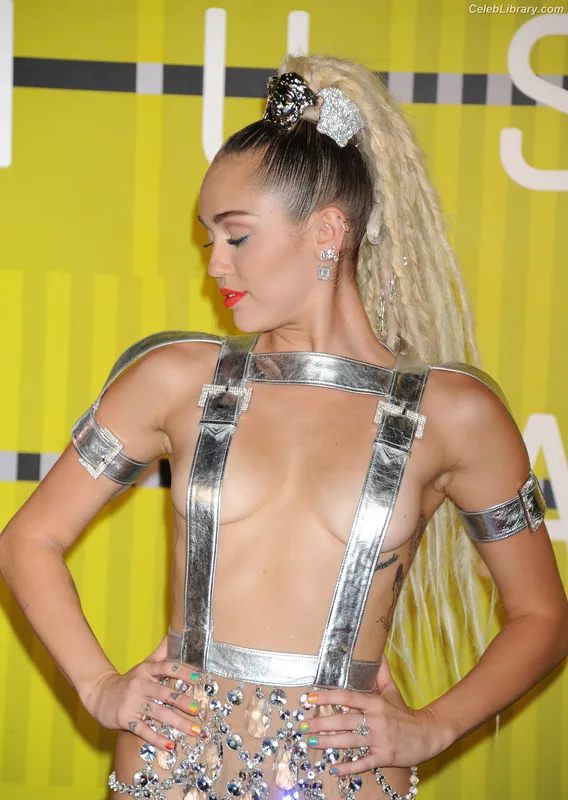 Miley Cyrus photo 19 of 2351