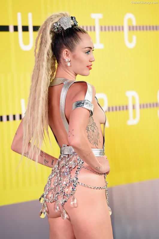 Miley Cyrus photo 20 of 2351