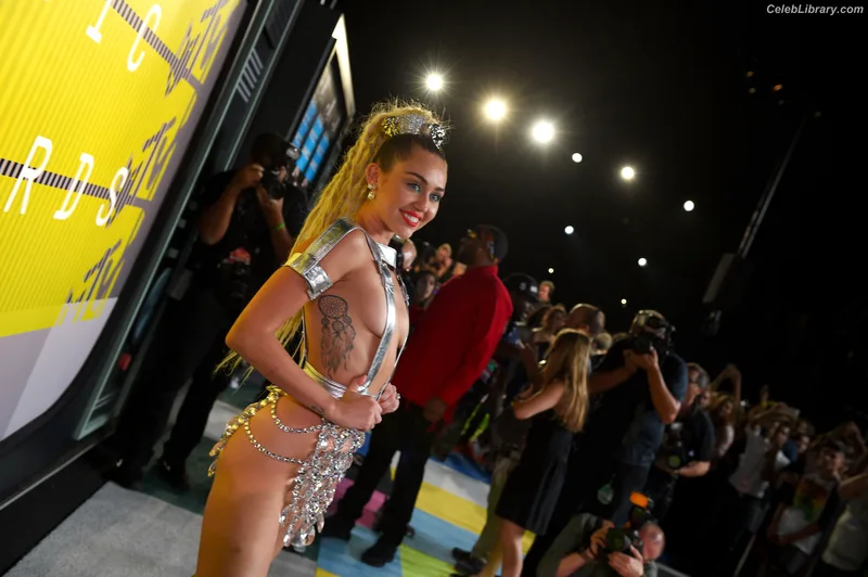 Miley Cyrus photo 21 of 2351