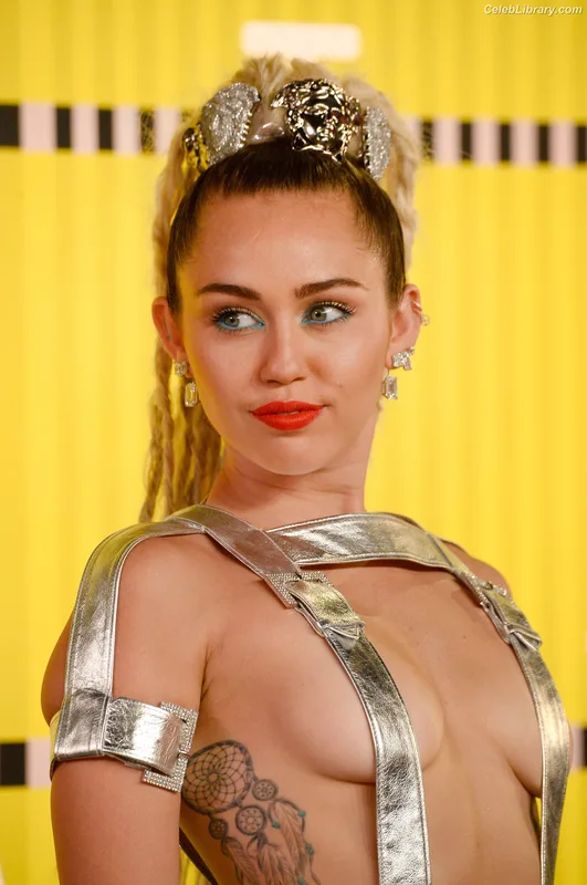 Miley Cyrus photo 1 of 2351