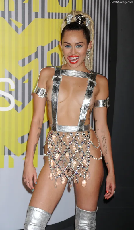 Miley Cyrus photo 5 of 2351