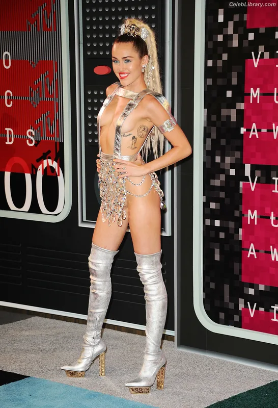Miley Cyrus photo 15 of 2351