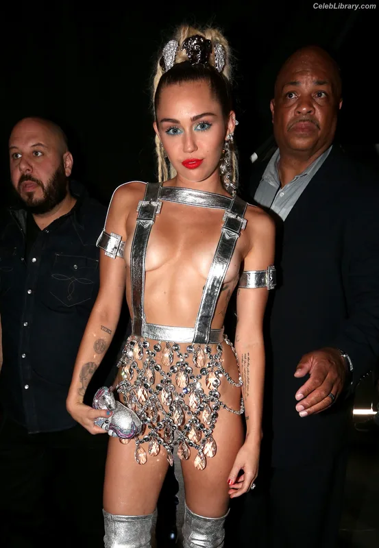 Miley Cyrus photo 20 of 2351