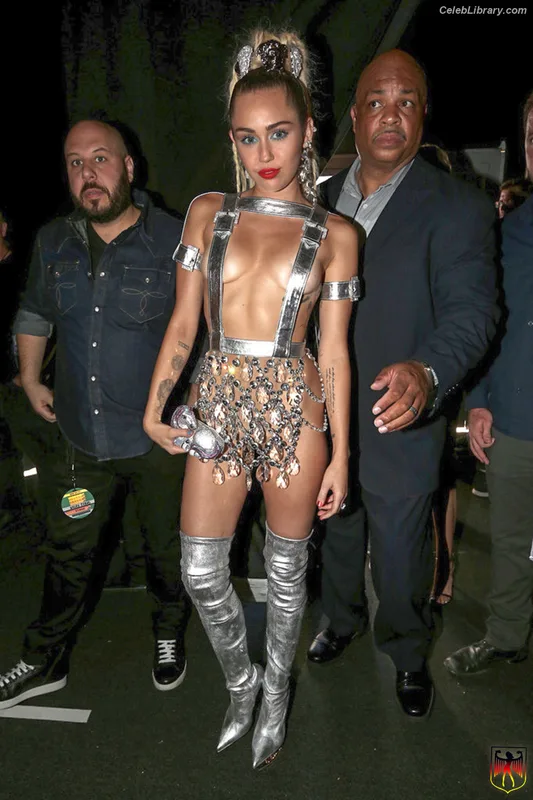 Miley Cyrus photo 6 of 2351