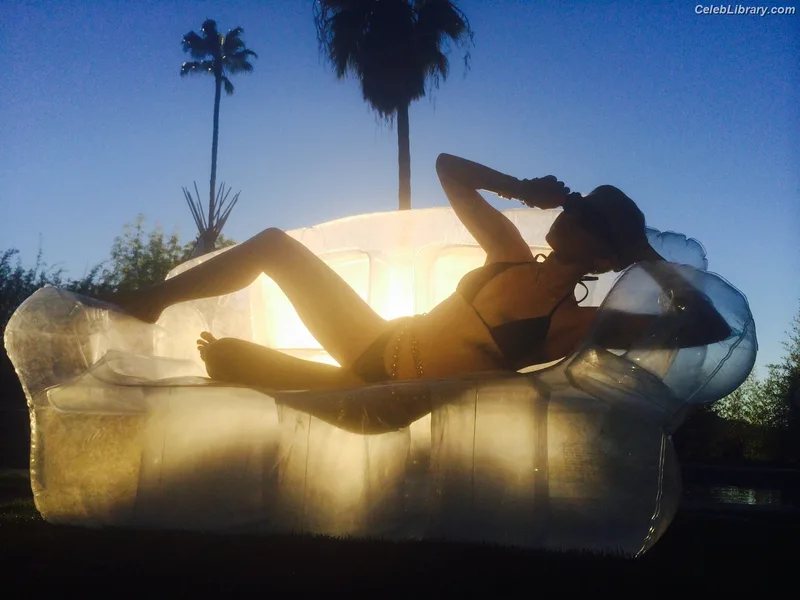 Miley Cyrus photo 9 of 2351