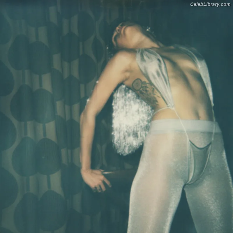 Miley Cyrus photo 16 of 2351