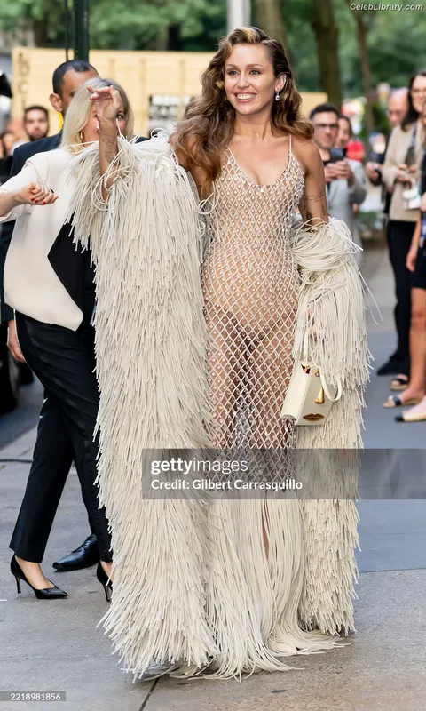Miley Cyrus photo 21 of 2351