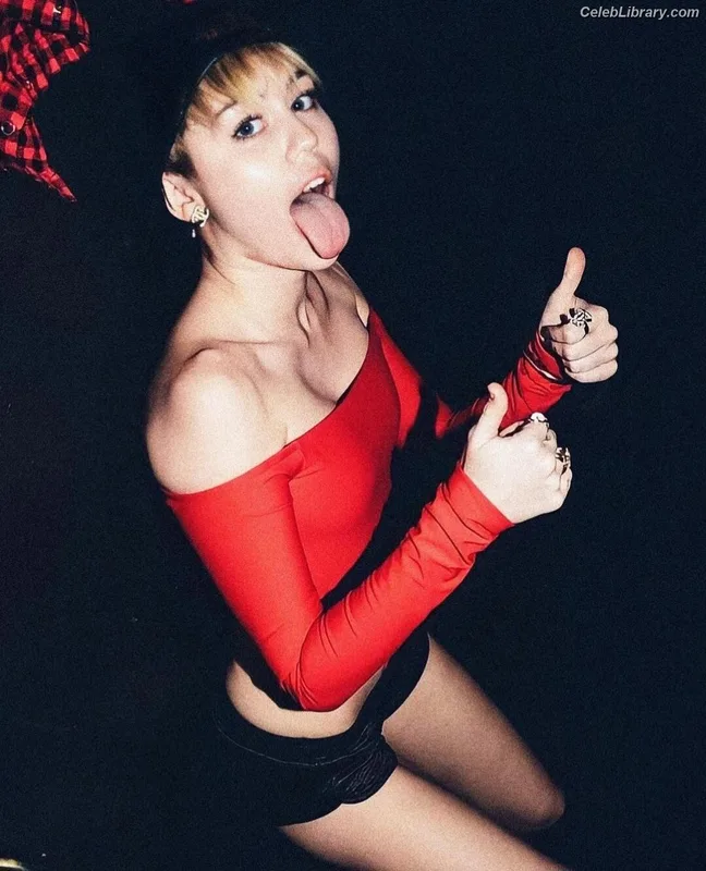 Miley Cyrus photo 7 of 2351
