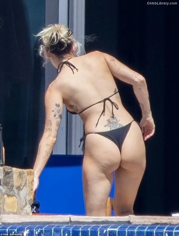 Miley Cyrus photo 8 of 2351