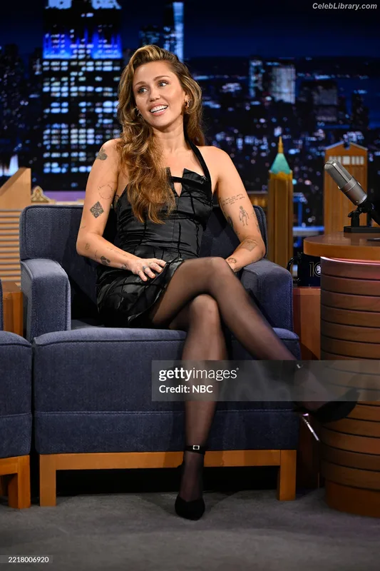 Miley Cyrus photo 20 of 2351