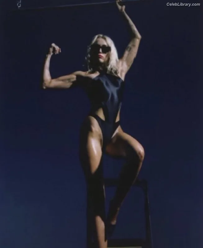 Miley Cyrus photo 4 of 2351