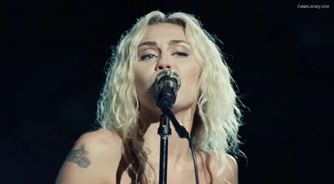 Miley Cyrus photo 6 of 2351
