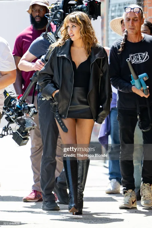 Miley Cyrus photo 7 of 2351