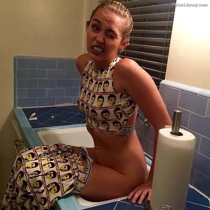 Miley Cyrus photo 17 of 2351