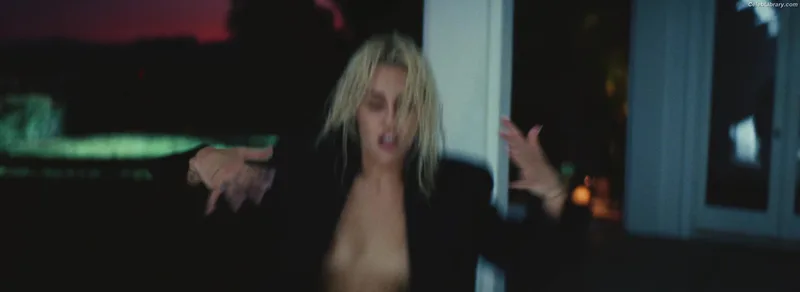 Miley Cyrus photo 1 of 2351