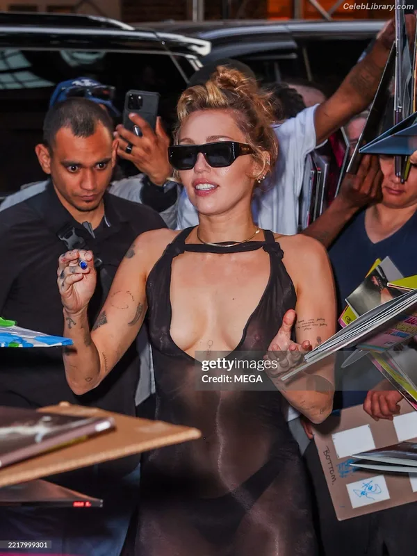 Miley Cyrus photo 4 of 2351