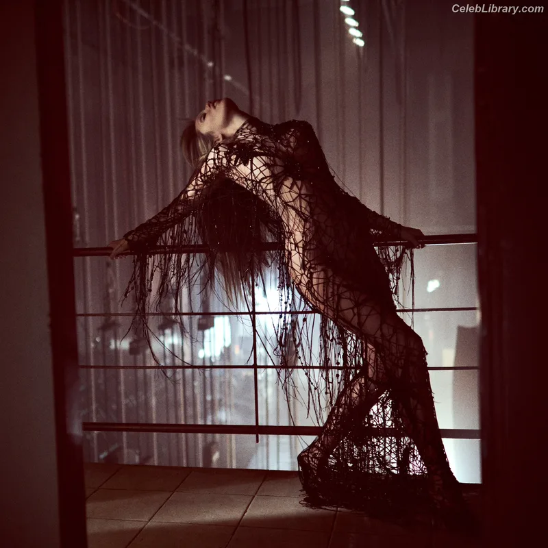 Miley Cyrus photo 16 of 2351