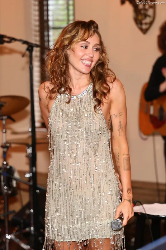 Miley Cyrus photo 22 of 2351