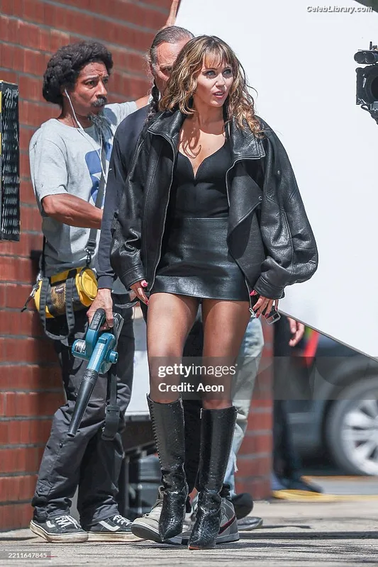 Miley Cyrus photo 21 of 2351