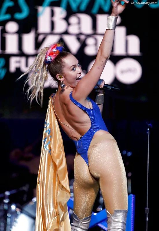 Miley Cyrus photo 10 of 2351
