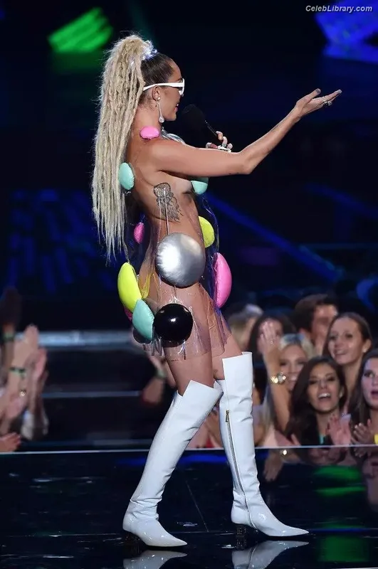 Miley Cyrus photo 10 of 2351