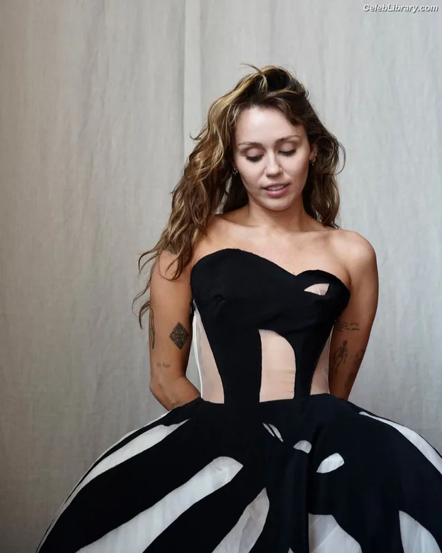 Miley Cyrus photo 19 of 2351