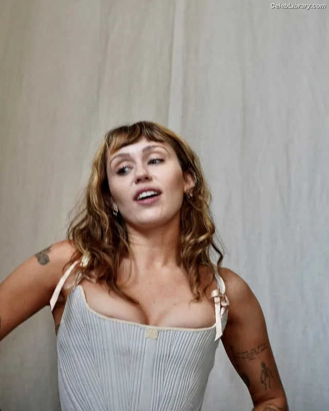 Miley Cyrus photo 21 of 2351