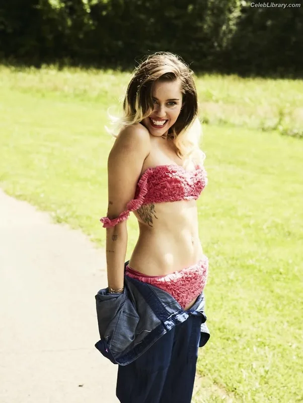 Miley Cyrus photo 23 of 2351