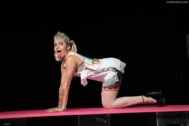 Miley Cyrus photo 8 of 2351