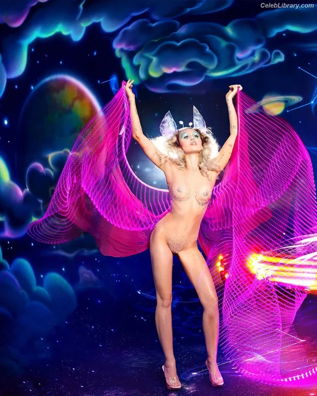 Miley Cyrus photo 15 of 2351