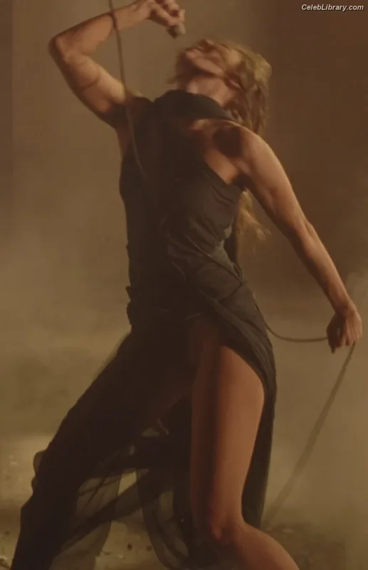 Miley Cyrus photo 17 of 2351