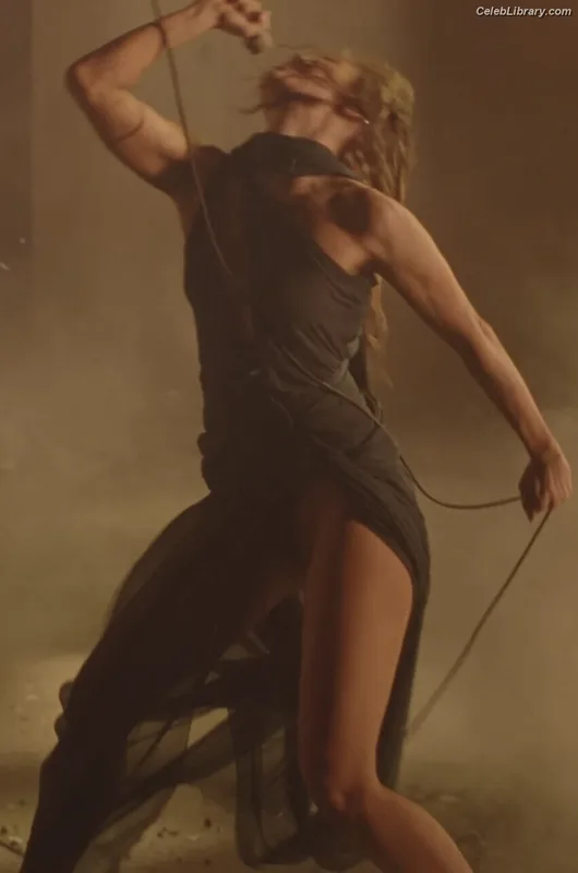 Miley Cyrus photo 18 of 2351