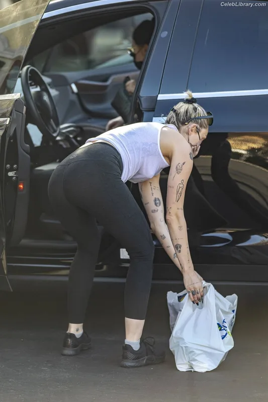 Miley Cyrus photo 7 of 2351