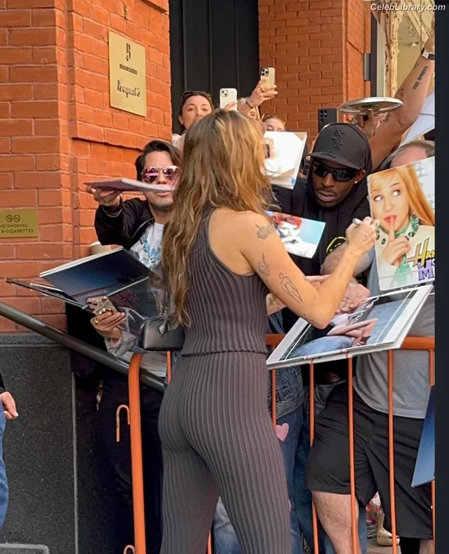 Miley Cyrus photo 9 of 2351