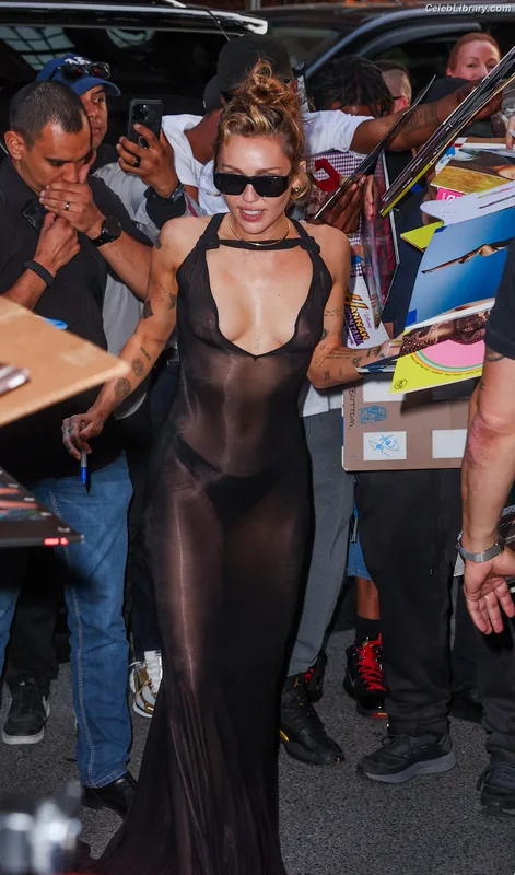 Miley Cyrus photo 1 of 2351