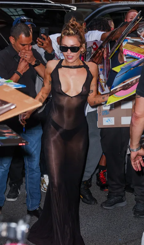 Miley Cyrus photo 2 of 2351