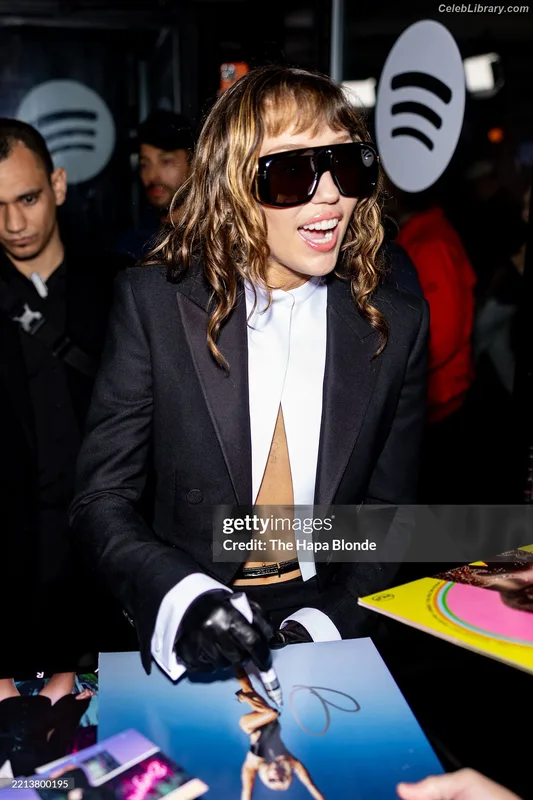 Miley Cyrus photo 4 of 2351